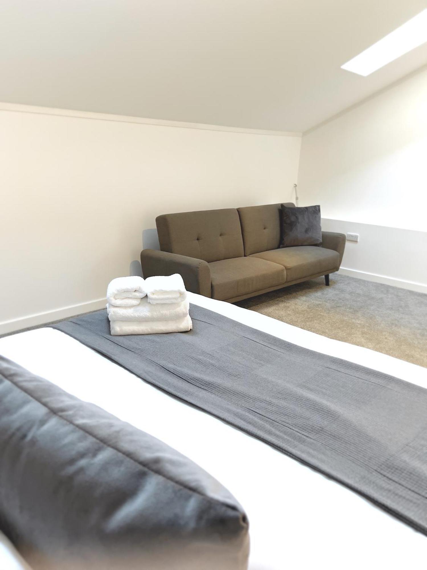 Ascot House Apartments Питерборо Екстериор снимка
